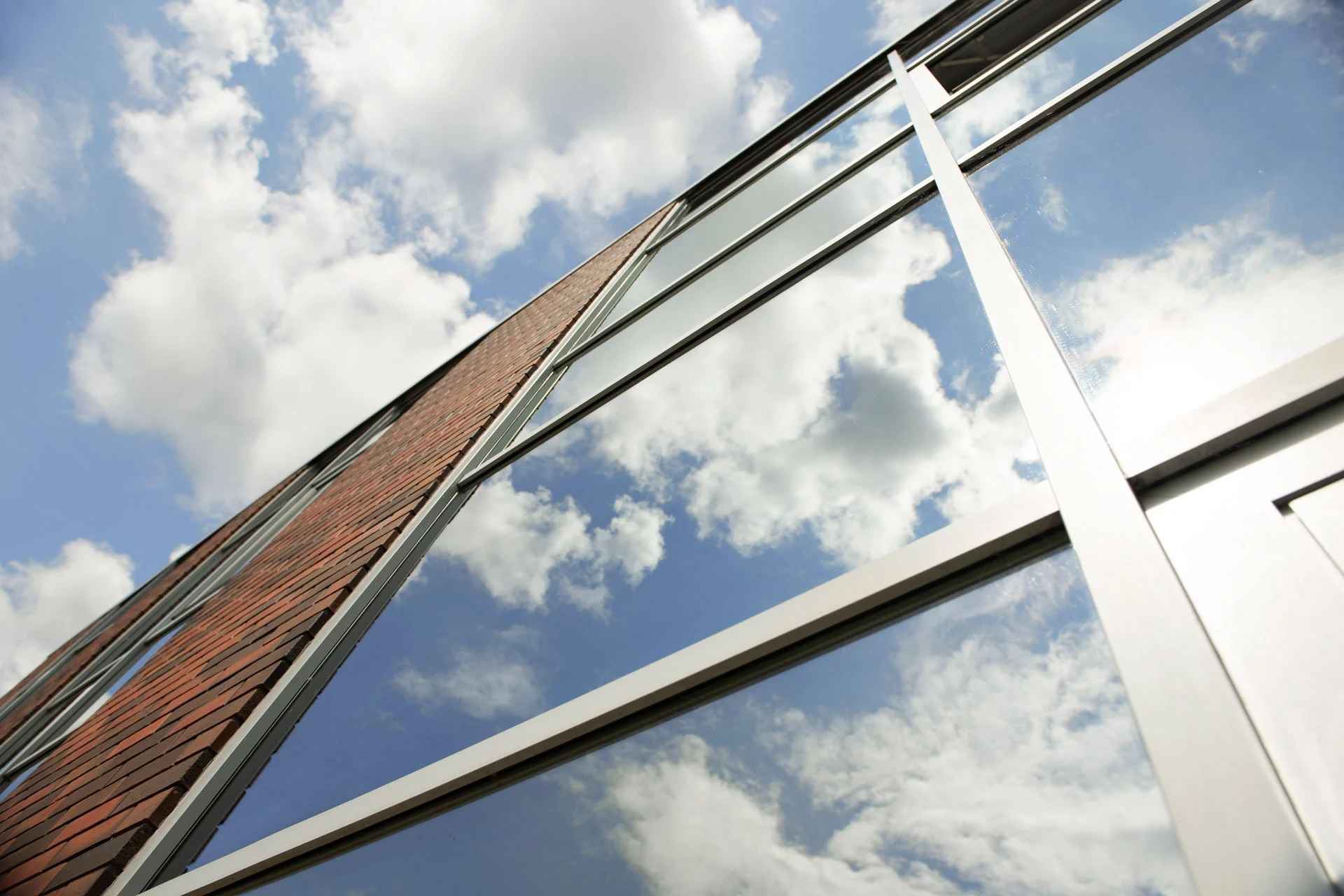 Fensterfront Mediaform in Reinbek mit blauem Himmel im Hintergrund
