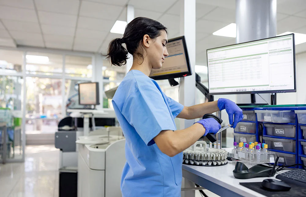 iStock-1938555148_Mediaform-SL_kleiner Haematologist scanning medical samples in the laboratory.