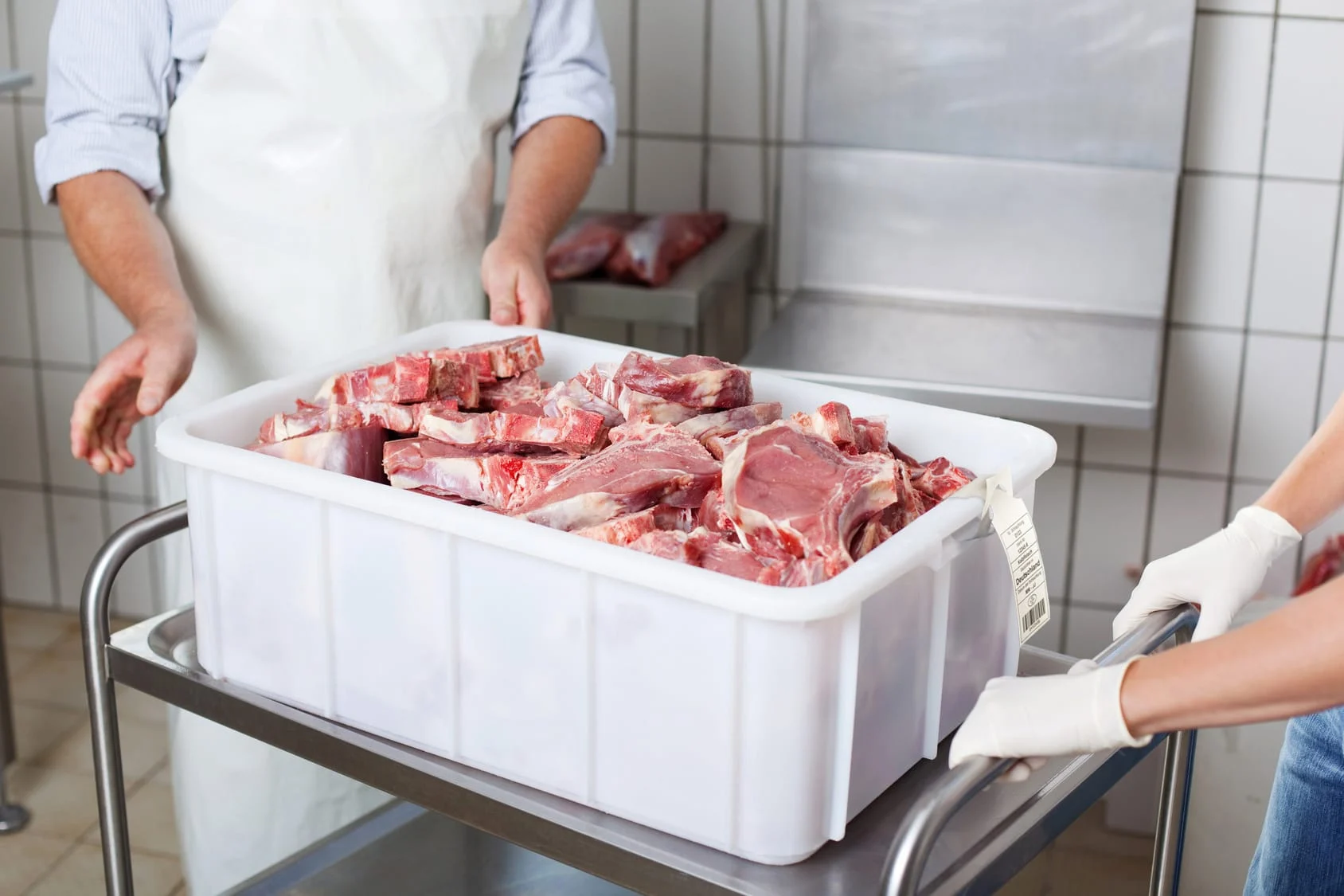 Behältnis mit Fleisch in Lebensmittelverarbeitung