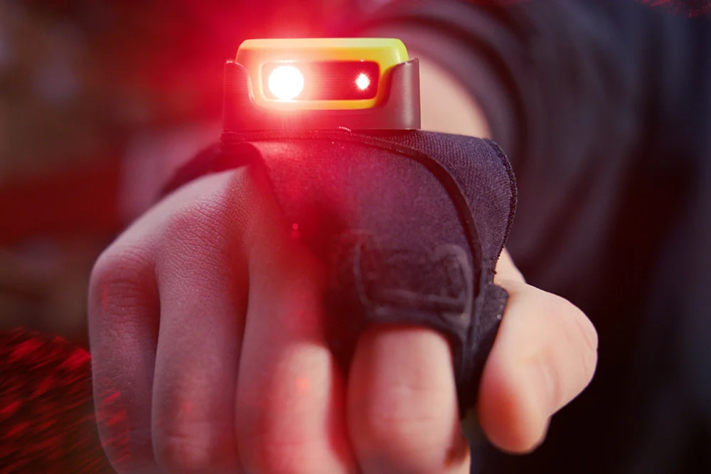 Hand mit einem Wearable Scanner