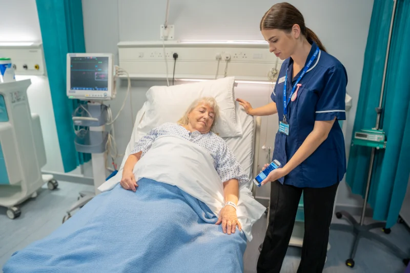 Das neue Zebra HC50 MDE-Gerät im Einsatz durch eine Krankenschwester am Patientenbett