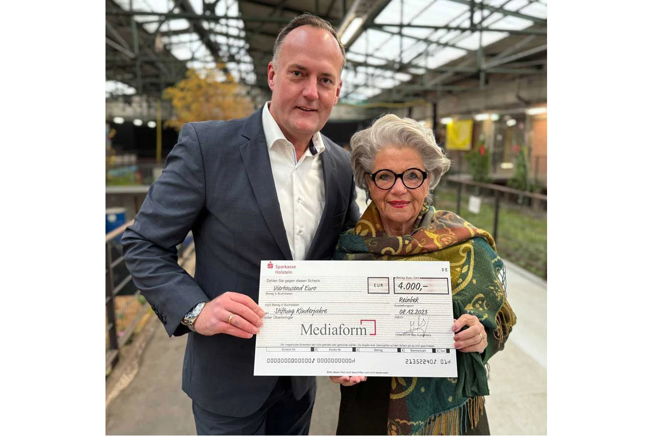 René Zäske von Mediaform und Hannelore Lay, Vorstandsvorsitzende der Stiftung Kinderjahre, halten den Scheck in Höhe von 4.000€ von Mediaform.