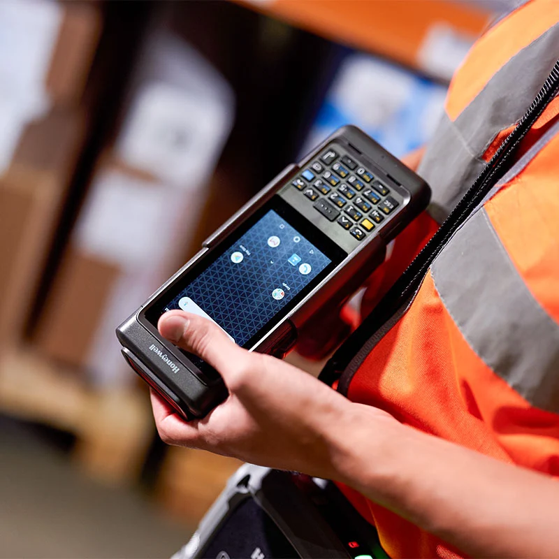 Mobile Datenerfassung mit einem schwarzen Gerät von Honeywell