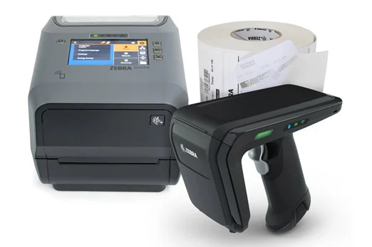 Produktcollage bestehend aus einem schwarzen RFID-Etikettendrucker, einer RFID-Halterung und RFID-Etiketten