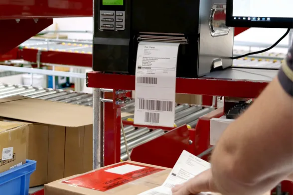 Teaser image for the themed article Printing shipping labels: Photo of a Primas label printer in use