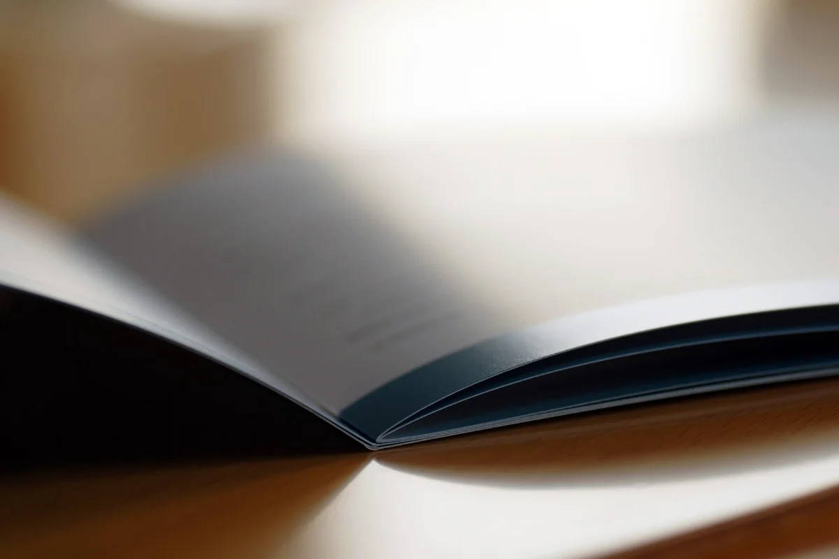 Aufgeschlagene Broschüre oder Katalog in Nahaufnahme