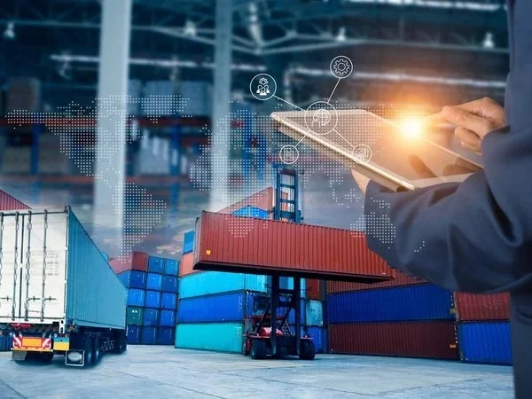 Geschäftsperson mit Tablet vor Containerhafen mit digitalen Vernetzungssymbolen, die globale Logistik und Supply Chain Management visualisieren