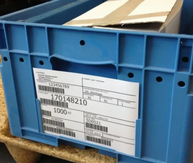 Beispielbild für ein VDA-Etikett auf einer Warenkiste in der Lieferkette