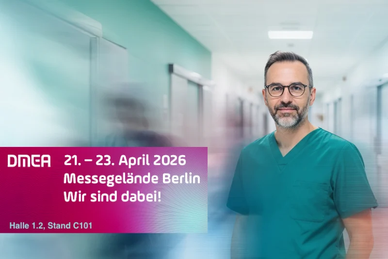 Mediaform auf der DMEA 2026: Ein Krankenpfleger steht in einem Krankenhausflur. Links daneben ein magentafarbenes Banner mit dem DMEA-Logo und dem Text: „21.–23. April 2026, Messegelände Berlin – Wir sind dabei! Halle 1.2, Stand C101."