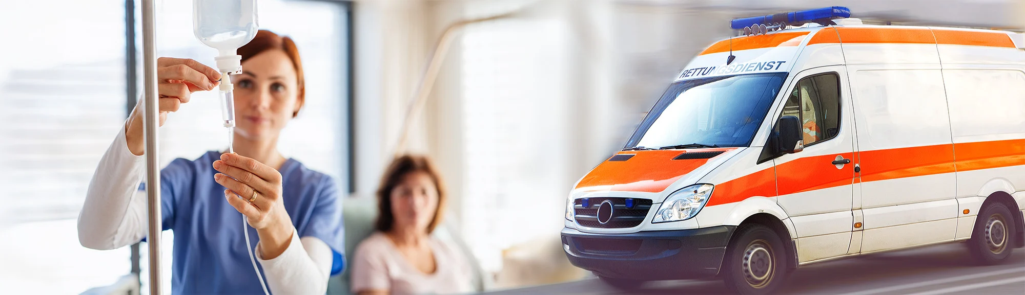 Pflegekraft stellt Infusion ein, im Hintergrund Patientin und Rettungswagen