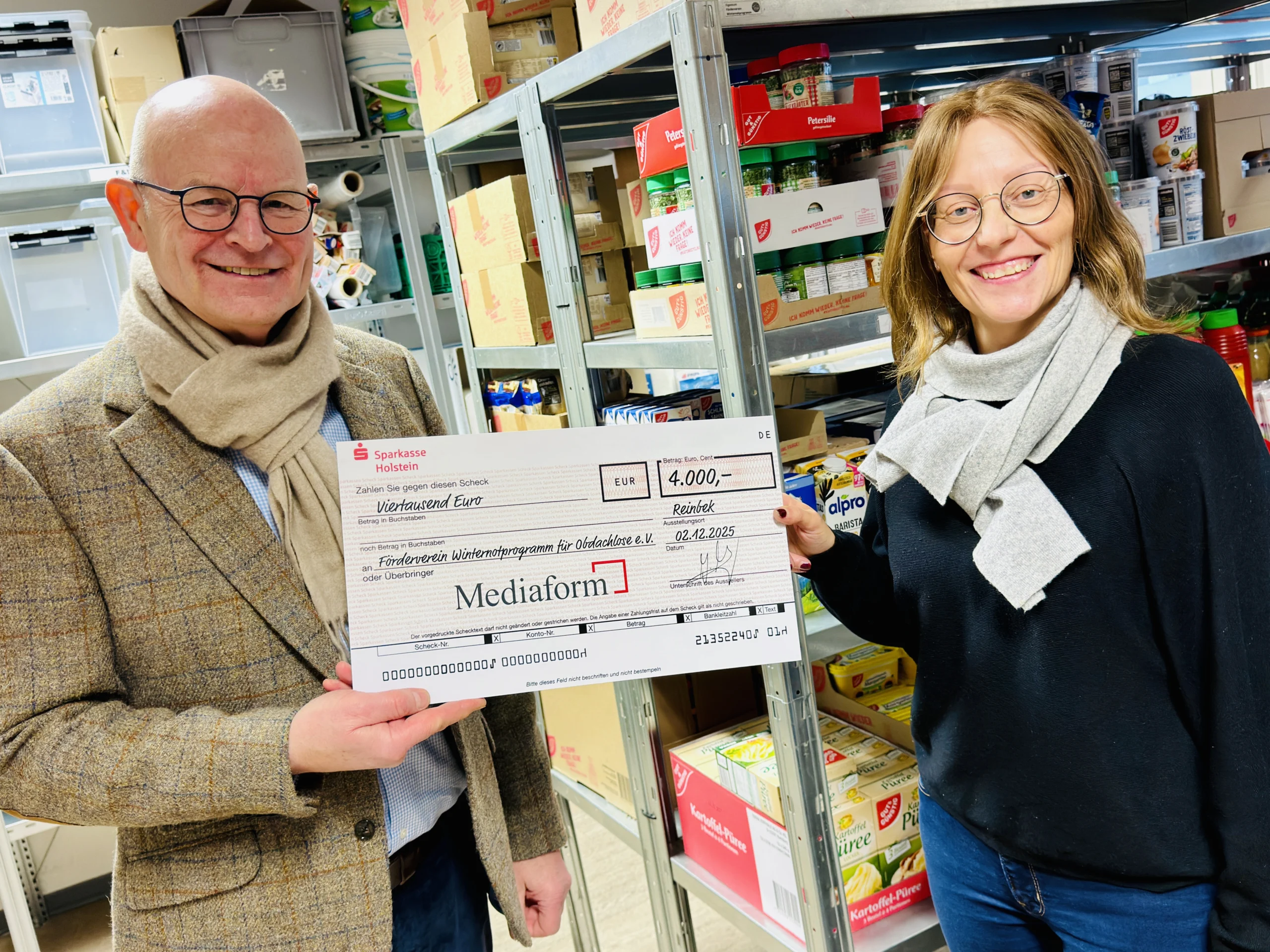 Jörg Weber von Mediaform und Jessica Jaugstetter vom Förderverein Winternotprogramm für Obdachlose e.V. bei der Scheckübergabe.