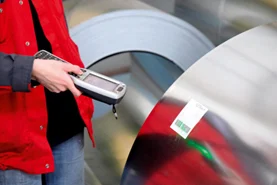 Strichcode-Etikett eines Werkstücks wird per Scanner in der Produktion erfasst